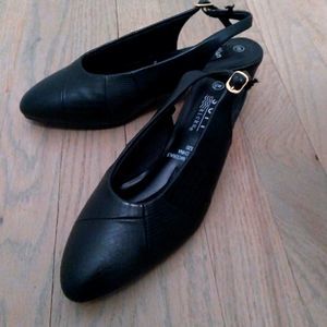 Soft Kicks Dress Shoe. Size 6W